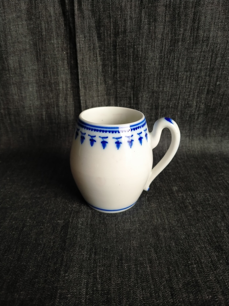 Moutardier en porcelaine de Tournai décor aux glands 