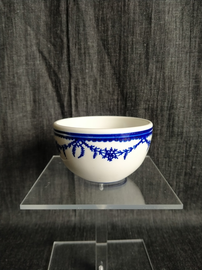 Pochon en porcelaine de Tournai décor Louis XVI