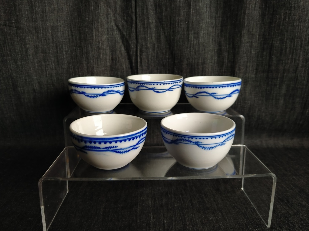 Ensemble de 5 pochons en porcelaine de Tournai décor à la chenille 