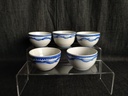 Ensemble de 5 pochons en porcelaine de Tournai décor à la chenille 