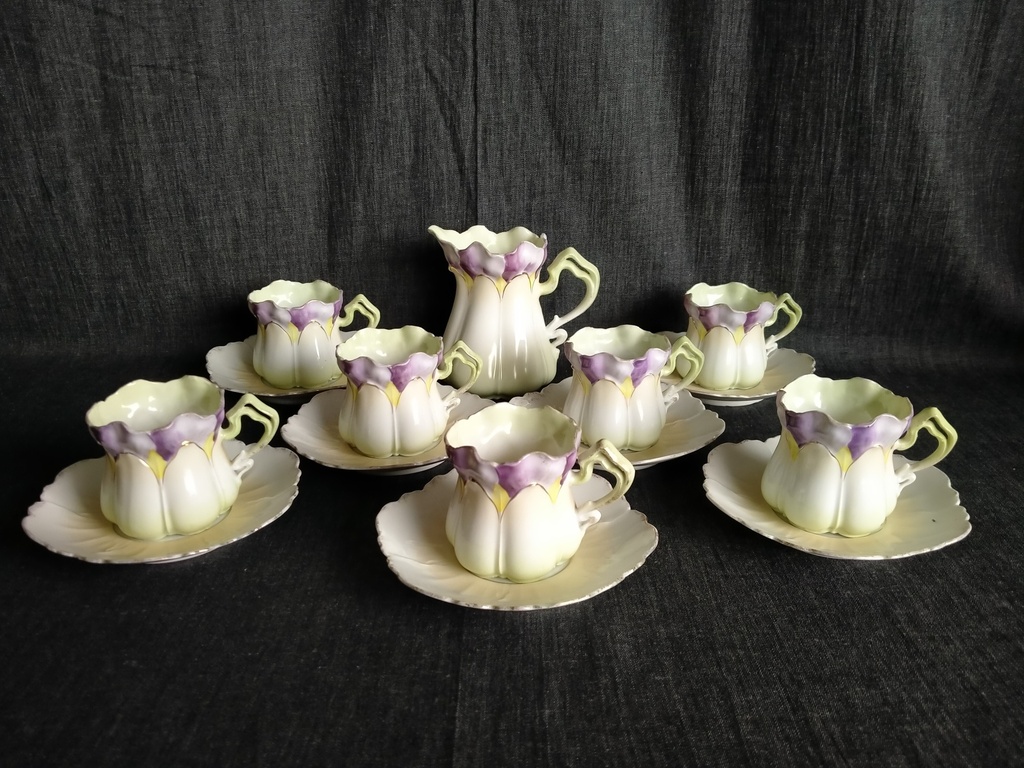 Ensemble de 7 tasses et un pot à lait en porcelaine fine Art Nouveau 