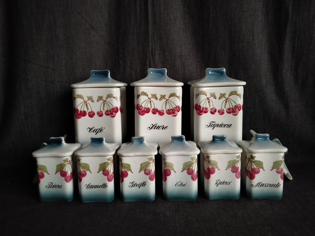 Série de pots à épices en faïence à décor de cerises 