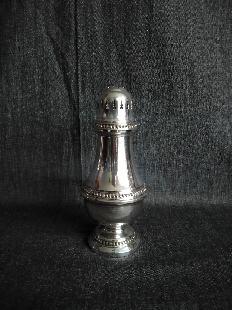 Saupoudreuse en métal argenté 