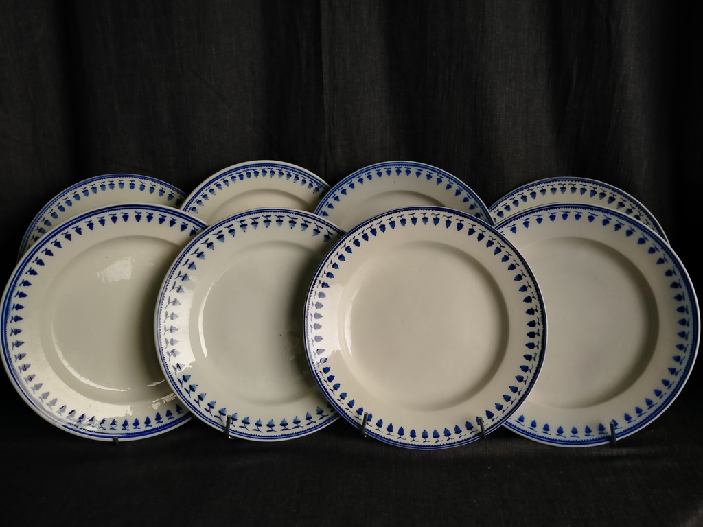 Série de 8 assiettes plates en porcelaine de Tournai décor aux glands 