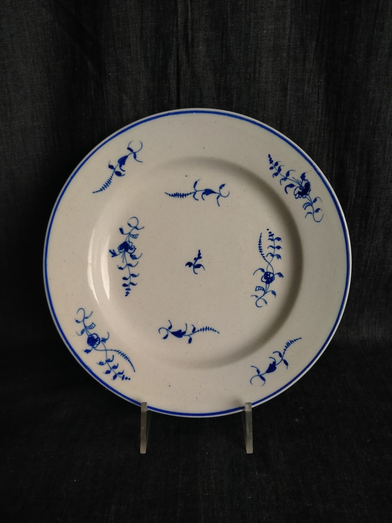 Assiette plate en porcelaine de Tournai décor à la brindille 