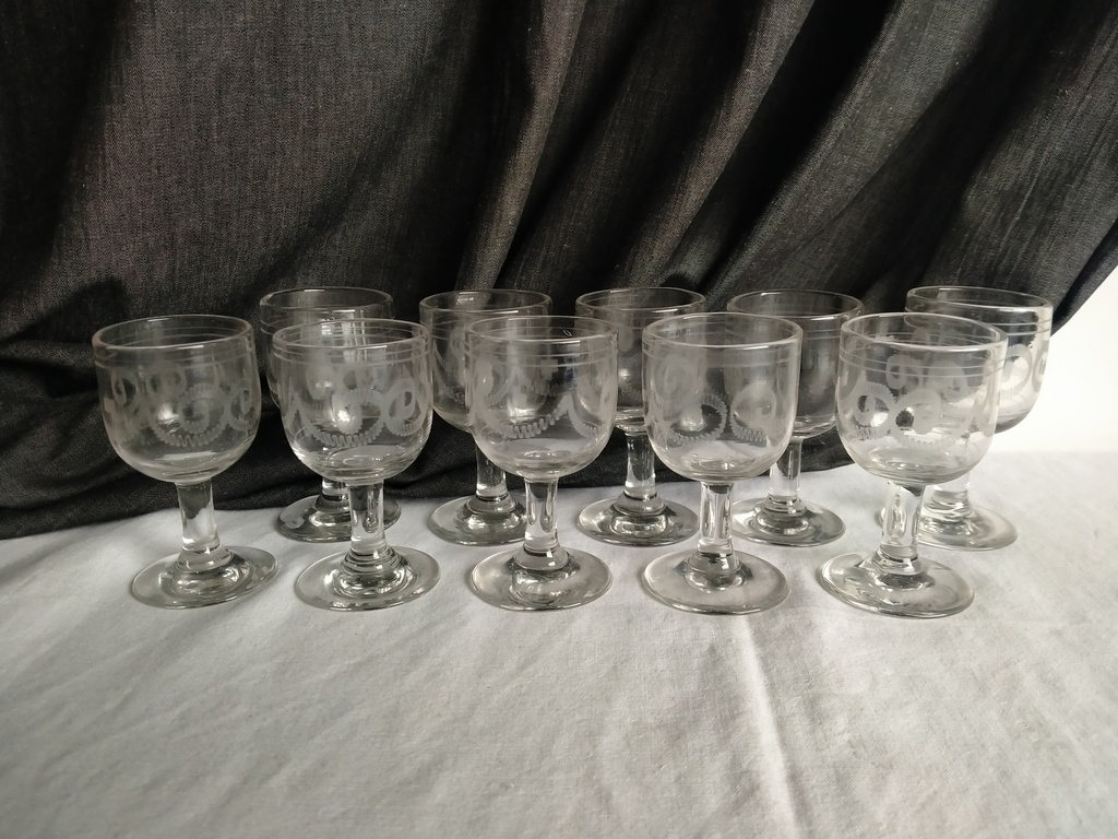 Série de 10 verres à vin XIXe siècle décor gravé à la roue