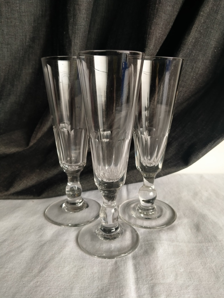 Série de trois flutes à champagne en verres XIXe siècle