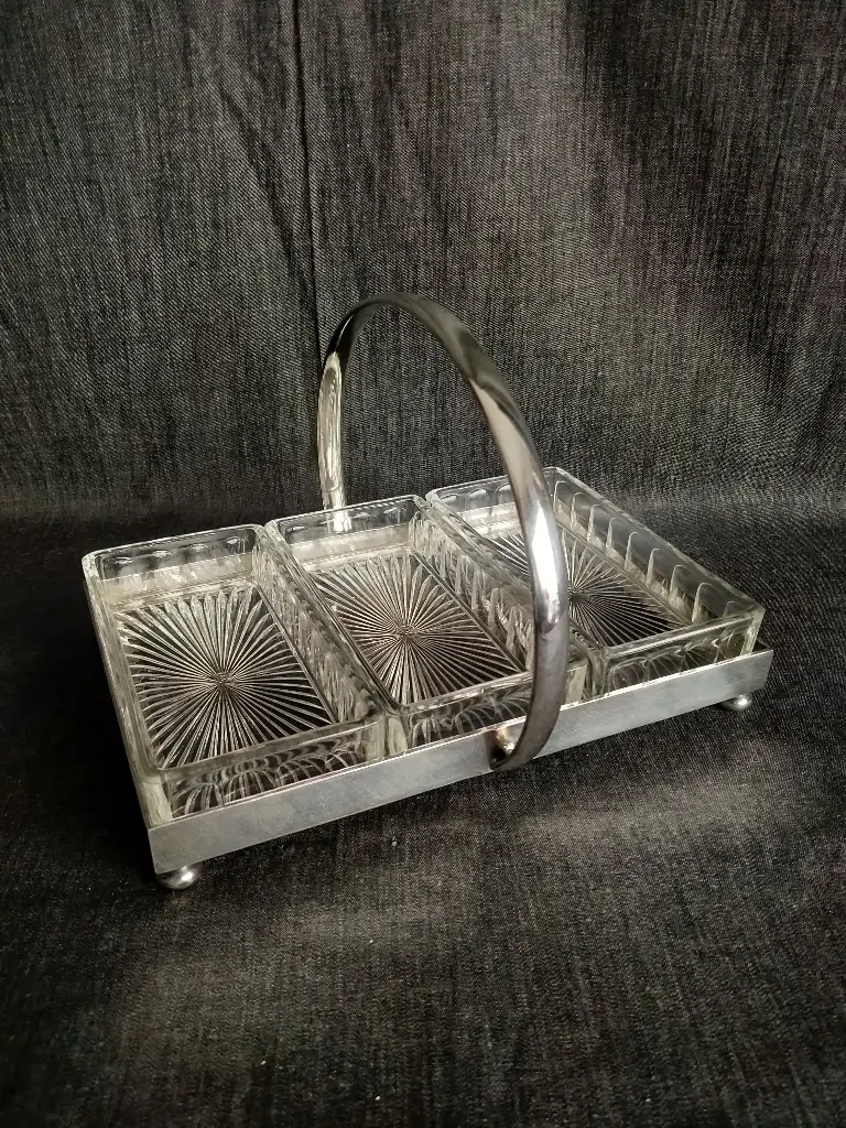 Mendiant ou plat à condiment en métal argenté et compartiments en verre 