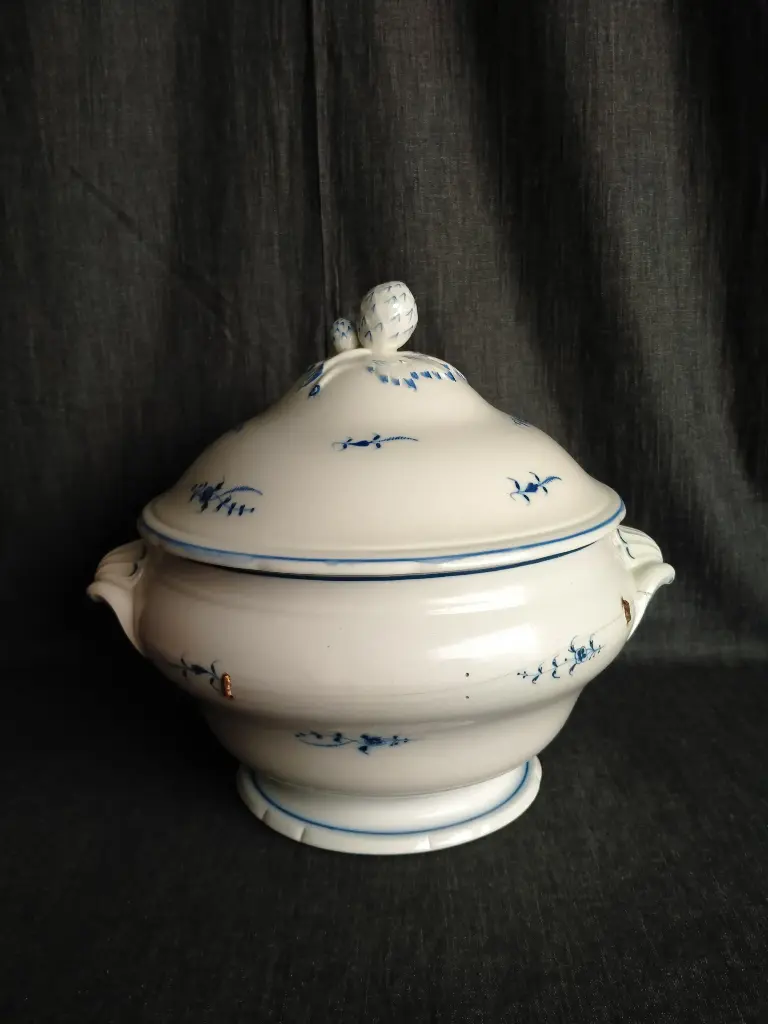 Soupière ou légumier en porcelaine de Chantilly décor à la brindille 