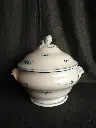 Soupière ou légumier en porcelaine de Chantilly décor à la brindille 