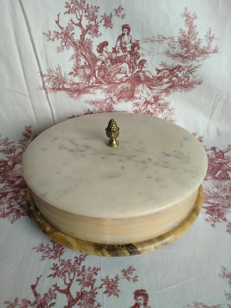 Grande bonbonnière en marbre avec prise en bronze en forme de pomme de pin