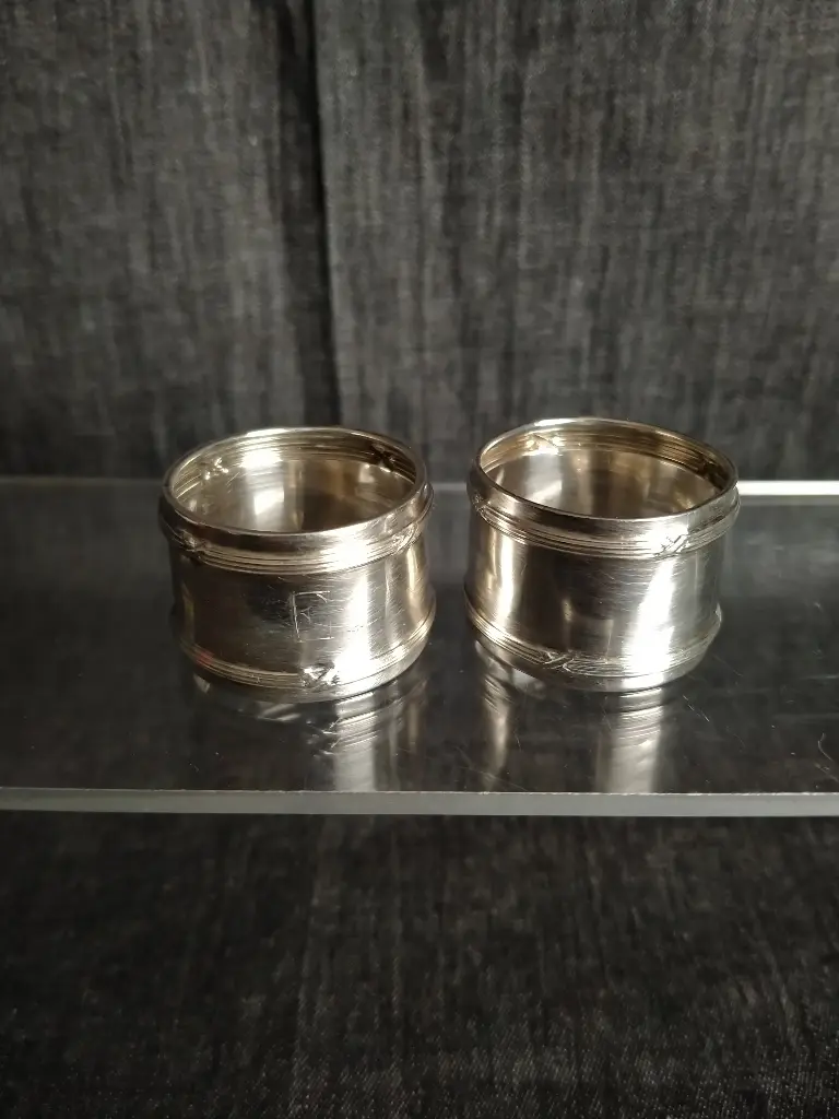 Paire de petits ronds de serviettes pour enfant en argent massif 800