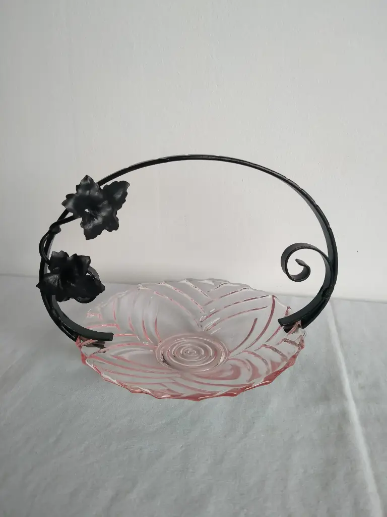 Petite coupe en verre avec monture en fer forgé Art Déco