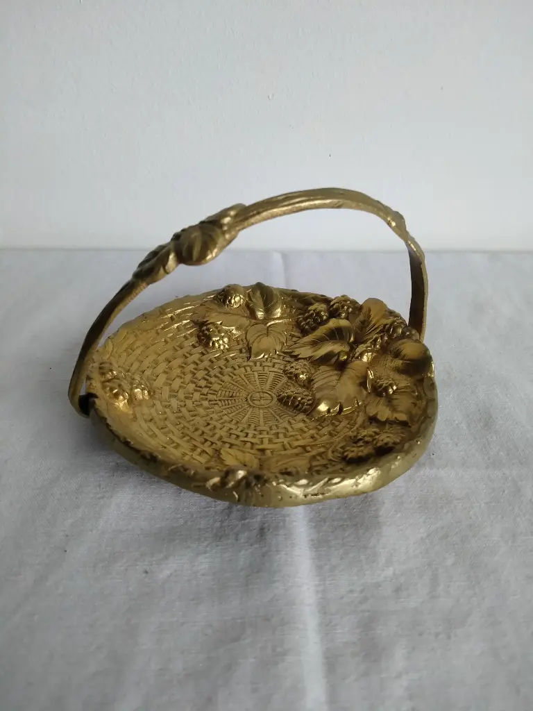 Petit panier en bronze à décor de framboise sur fond de vannerie vide poche fin XIXe - début XXe siècle