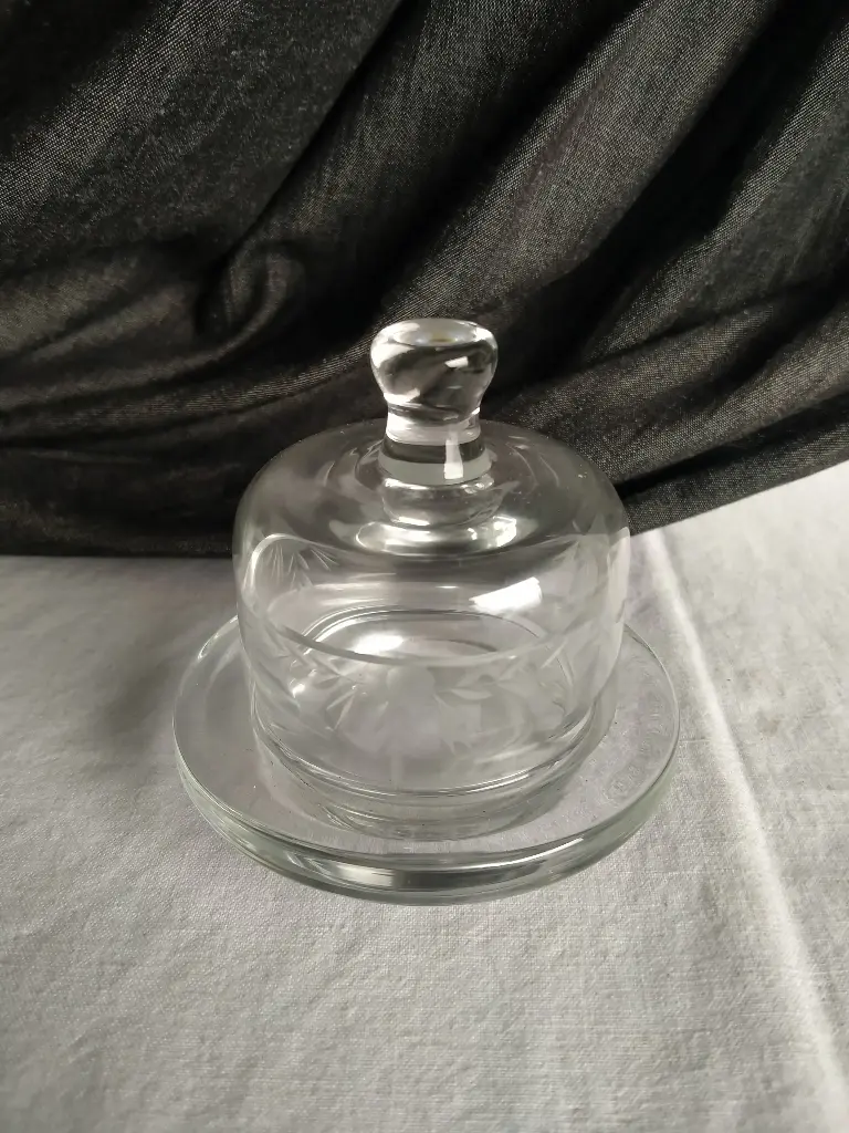 Beurrier individuel en verre gravé de fleurs 