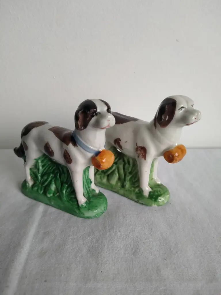 Paire de chiens Saint-Bernard en porcelaine XIXe siècle décor main 