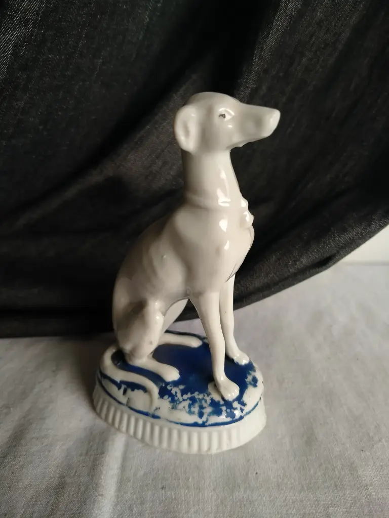 Lévrier en porcelaine XIXe siècle 