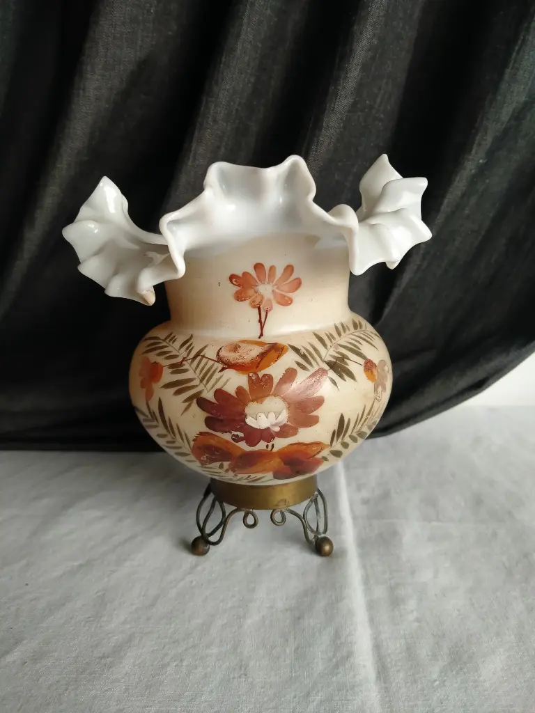Petit vase en opaline avec monture en laiton 