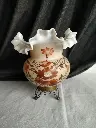Petit vase en opaline avec monture en laiton 