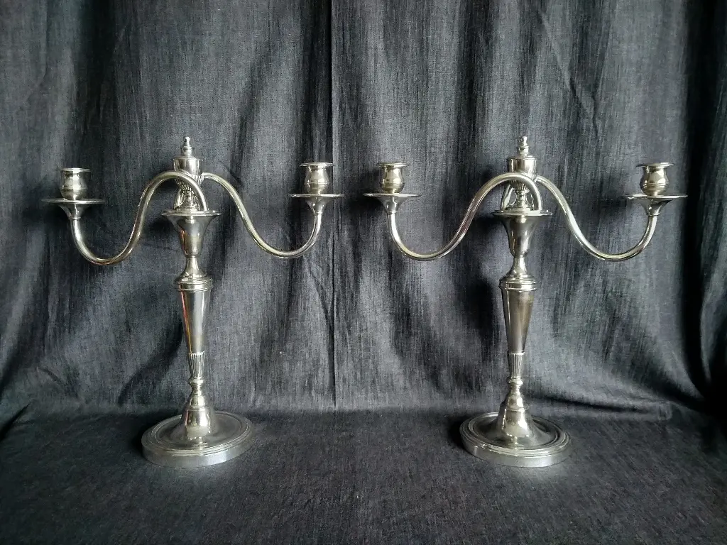 Paire de chandeliers en métal argenté anglais à deux bras de lumière 