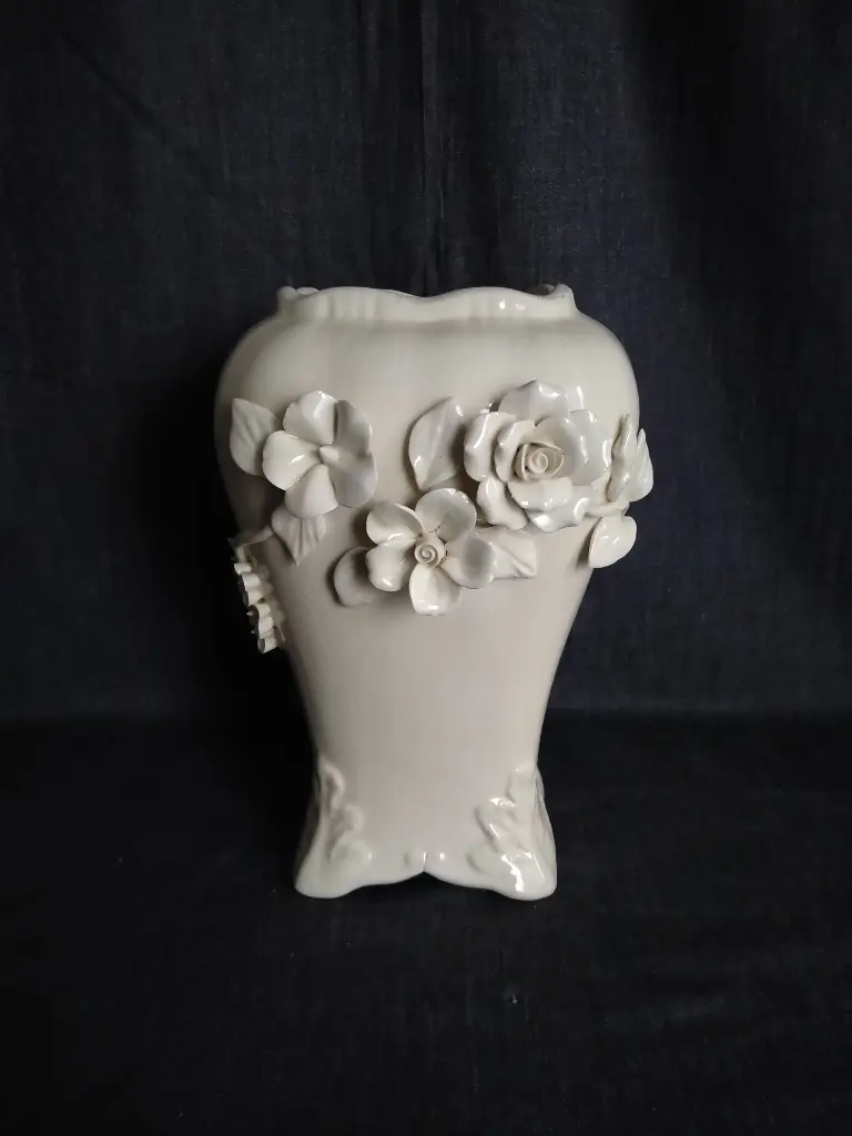 Vase en faïence anglaise à décor de fleurs 