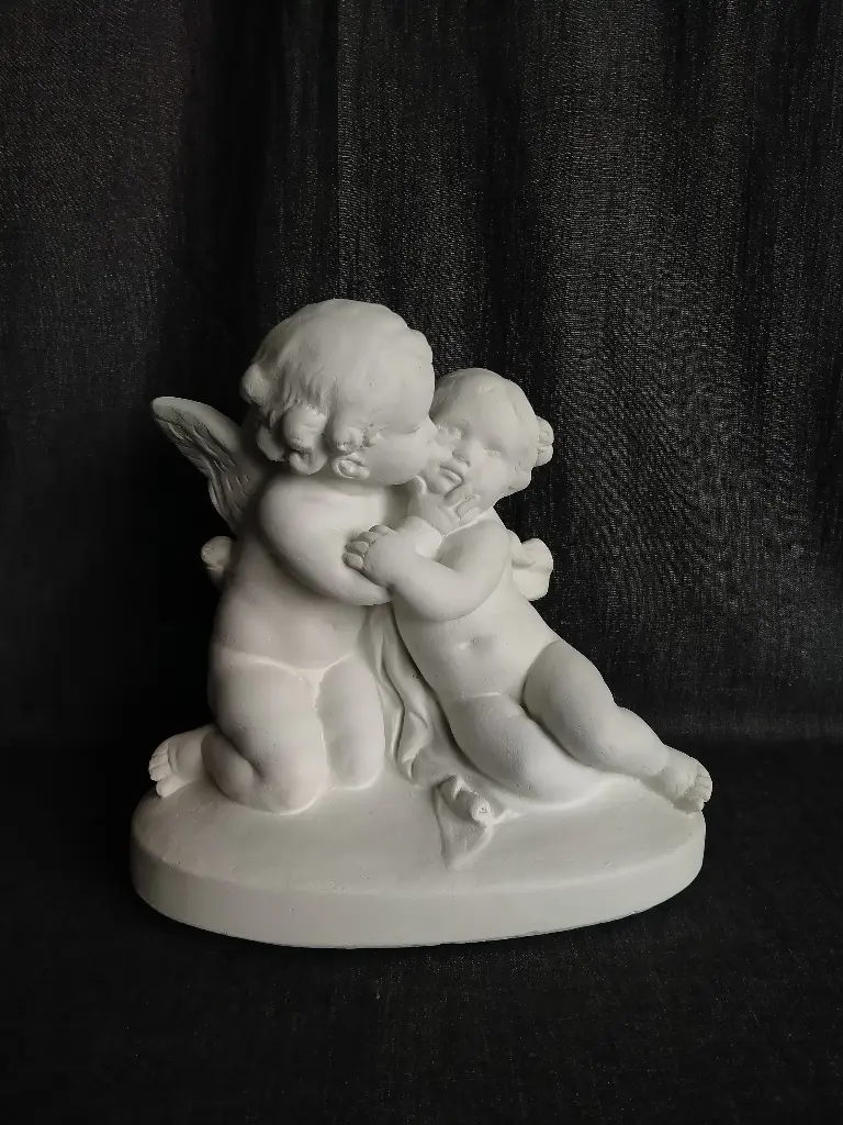 Sculpture en plâtre représentant deux amours par 