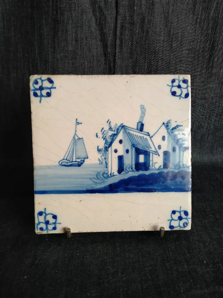 Carreau en faïence de Delft datant du XVIIIe siècle décor bleu 