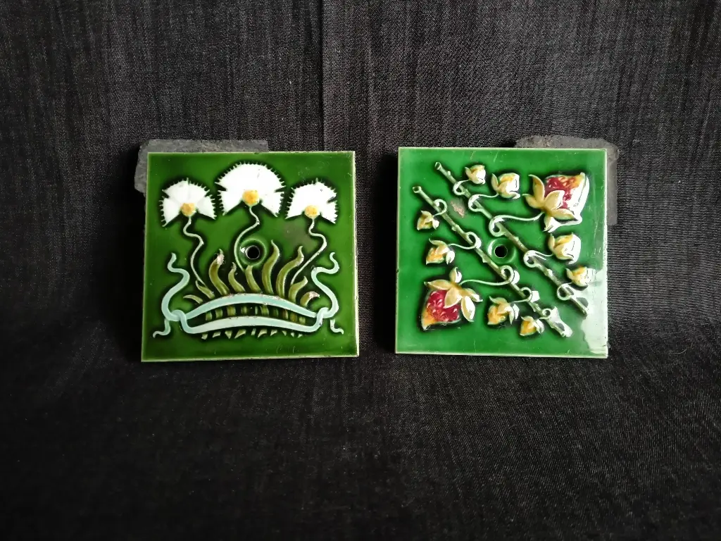 Paire de petits carreaux en céramique Art Nouveau 