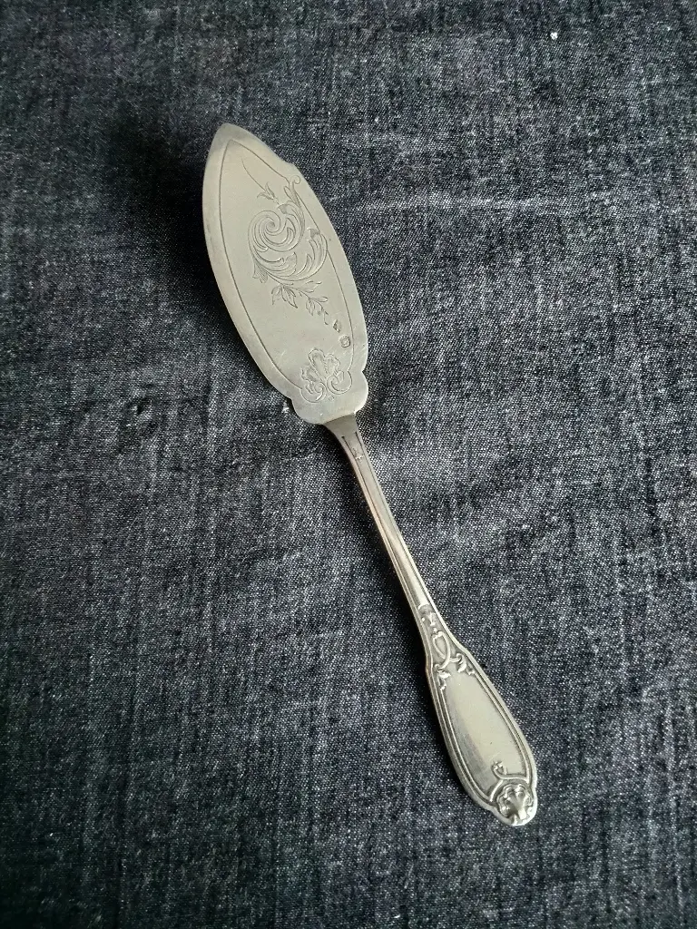 Couteau à beurre en argent massif 