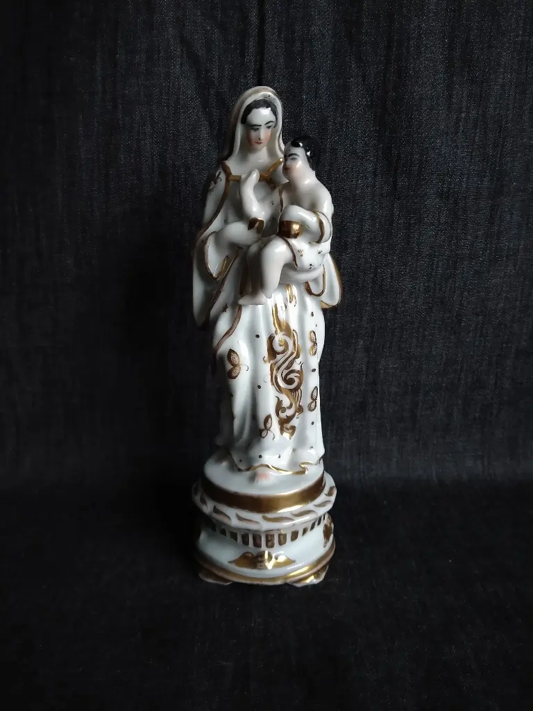 Vierge à l'enfant en porcelaine et rehaut or XIXe siècle 
