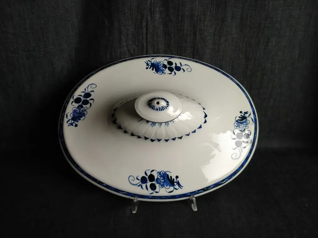 Couvercle en porcelaine de Tournai décor de ronda 