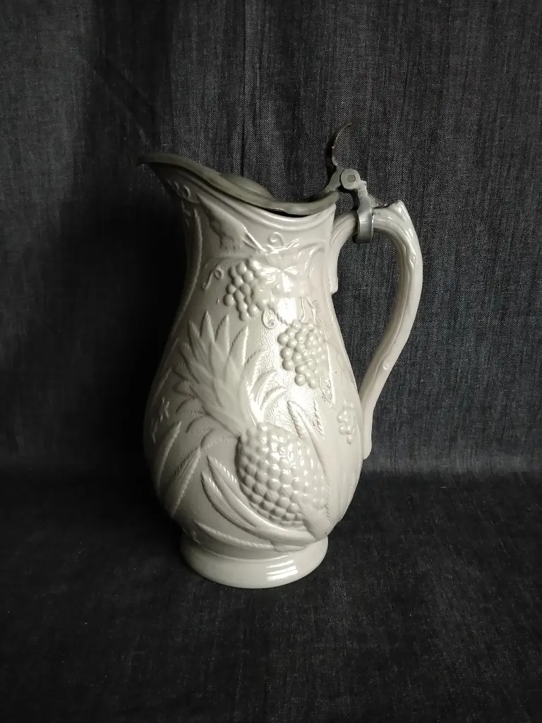 Pichet en grès gris à décor d'ananas avec couvercle en étain 