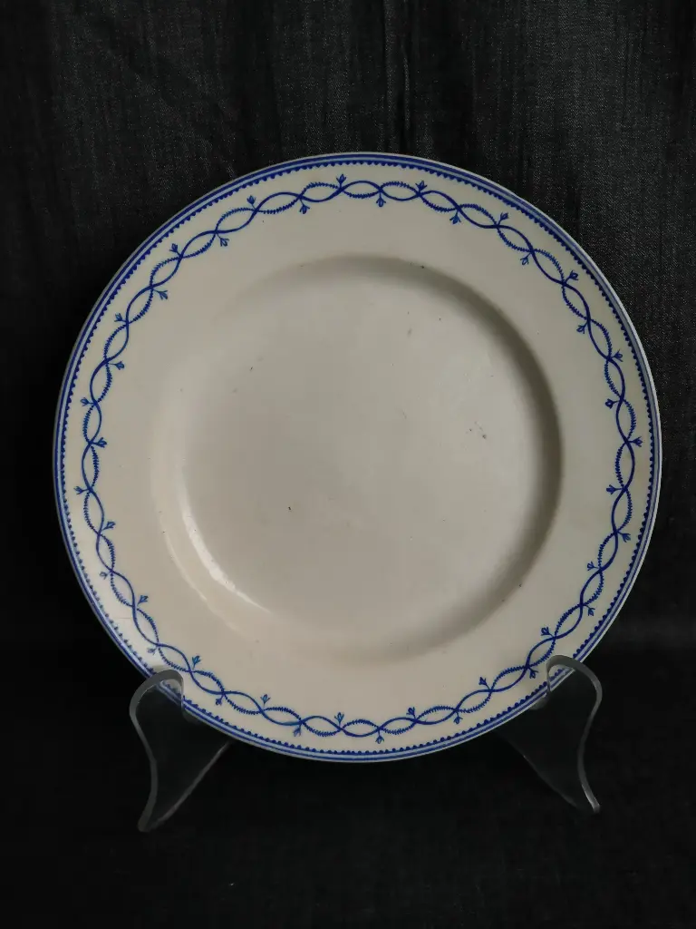Assiette en porcelaine de Tournai décor à l'anneau 