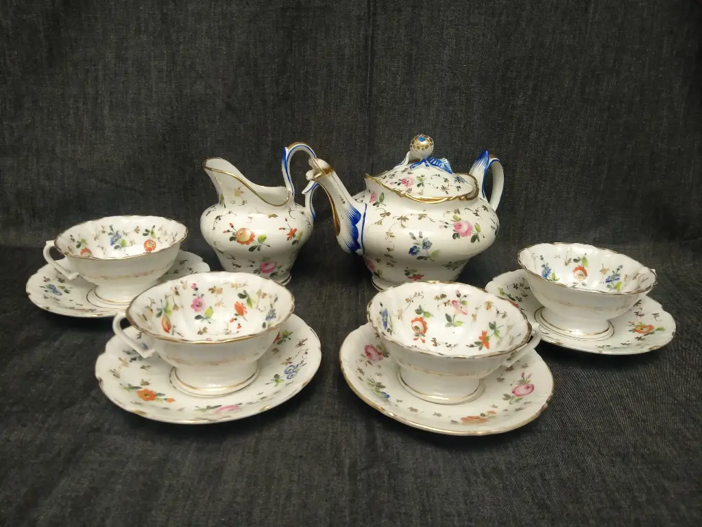 Service à thé en porcelaine de Paris décor main de fleurs et rehaut or XIXe siècle 