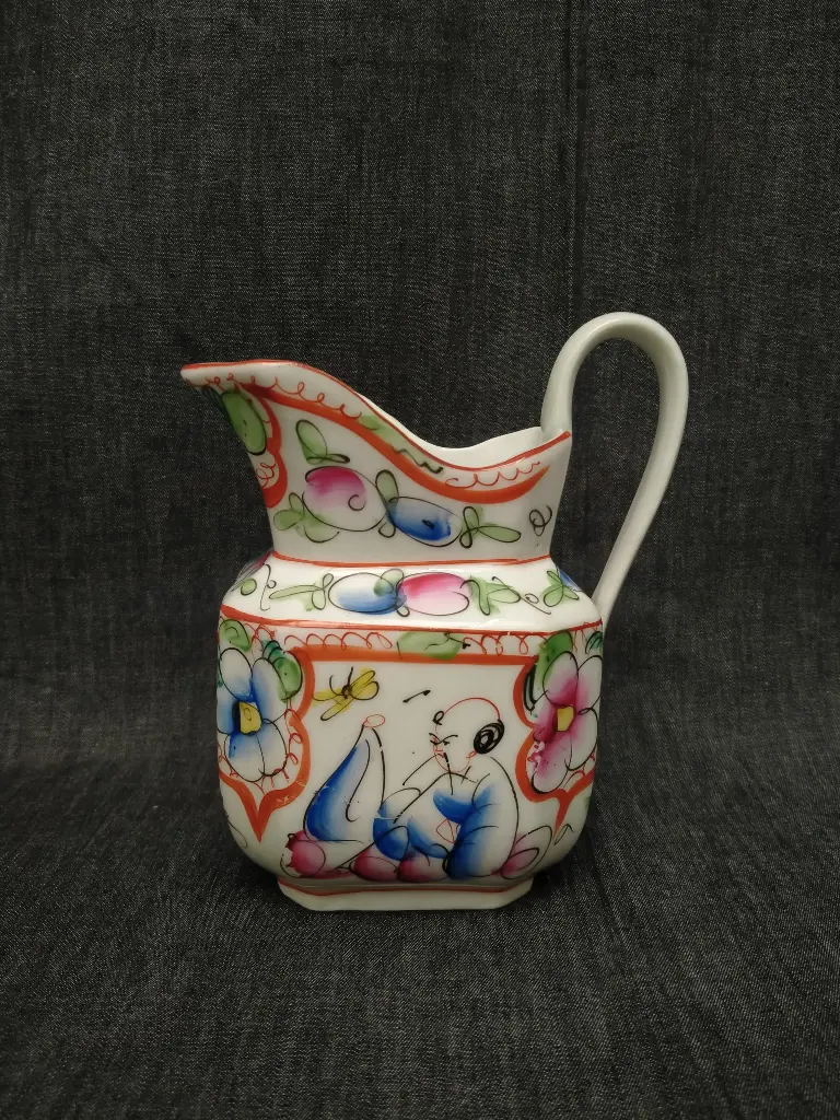 Pot à lait en porcelaine de Bayeux décor au chinois XIXe siècle