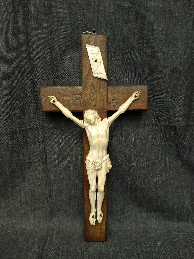 Christ d'alcove, Crucifix datant du XVIIIe siècle 