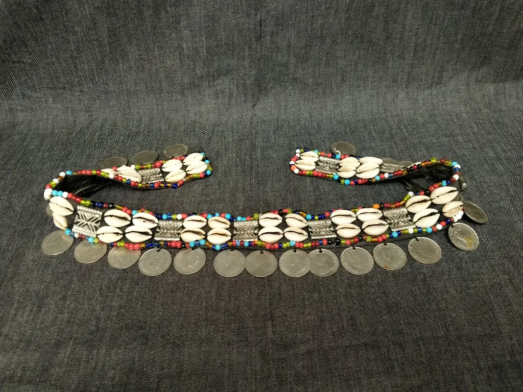 Ceinture artisanale d'Asie du Sud-Ouest à décor de cauris et de pièces