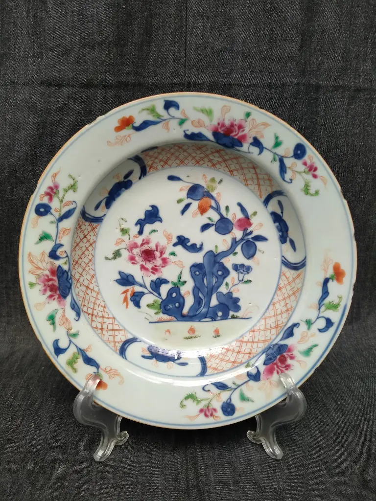 Chine - assiette creuse en porcelaine de la famille rose à décor de lotus et pivoines XVIIIe siècle
