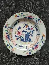 Chine - assiette creuse en porcelaine de la famille rose à décor de lotus et pivoines XVIIIe siècle