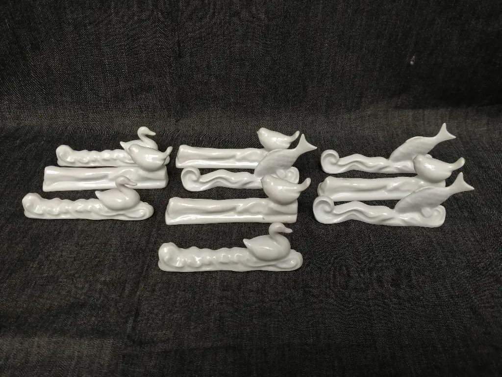 Série de 10 porte couteaux en porcelaine à décor d'animaux 