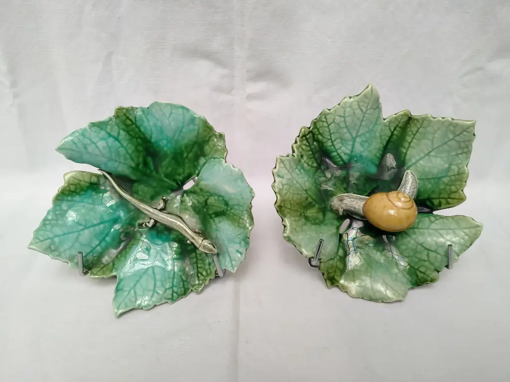 Paire d'assiettes décoratives en barbotine en forme de feuilles et à décor d'escargot et de lézard