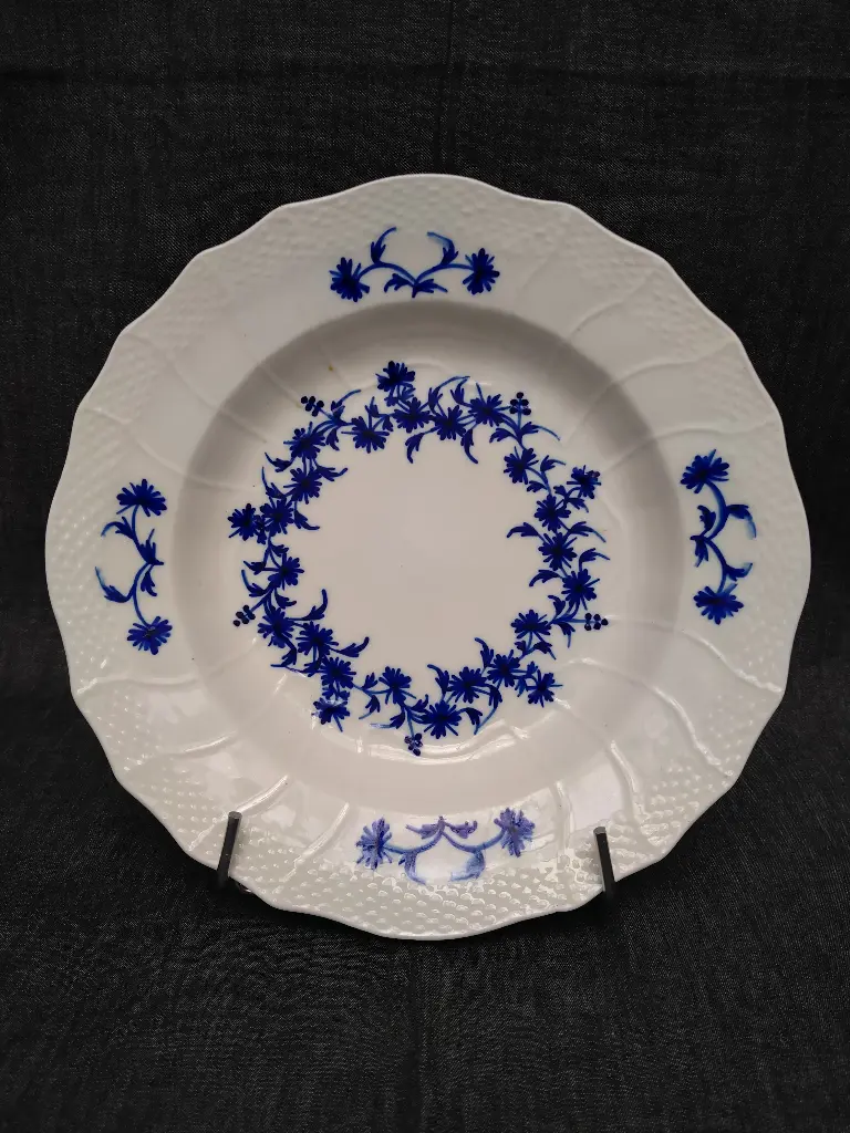 Assiette creuse en porcelaine de Tournai décor aux barbeaux 