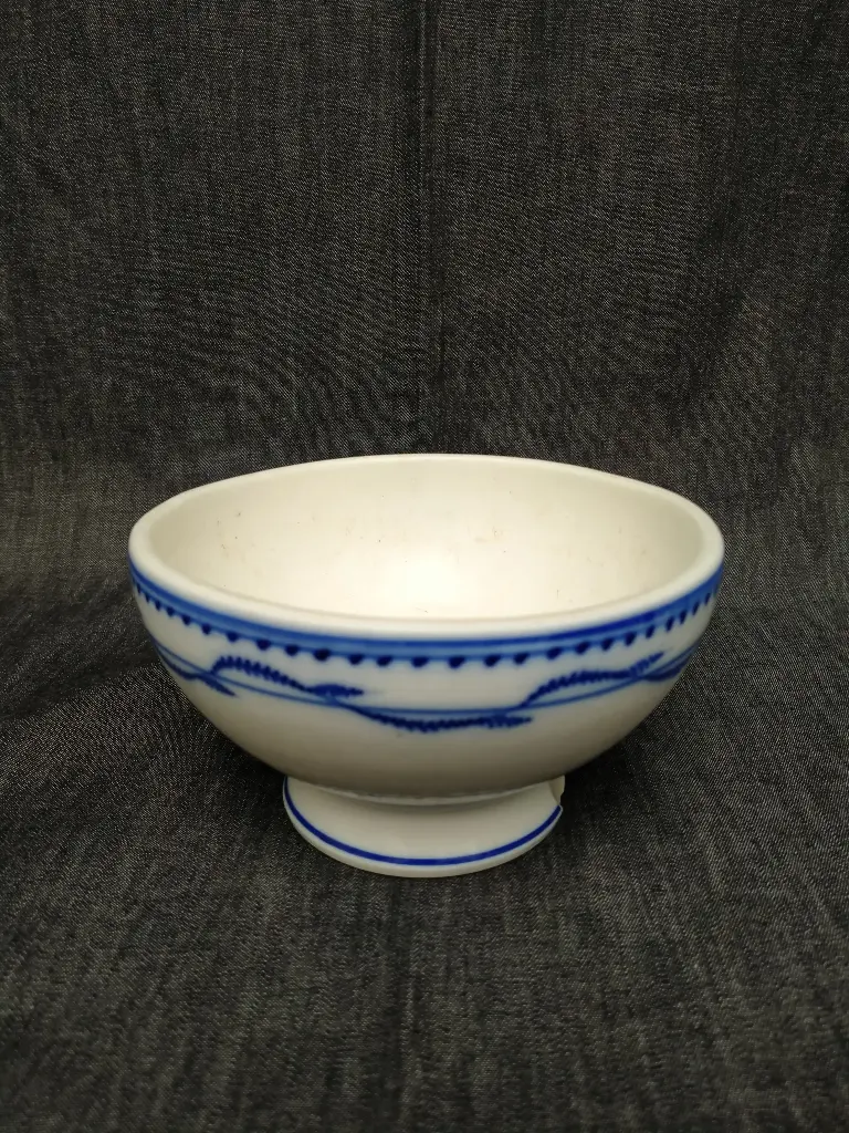 Bol en porcelaine de Tournai décor à la chenille 