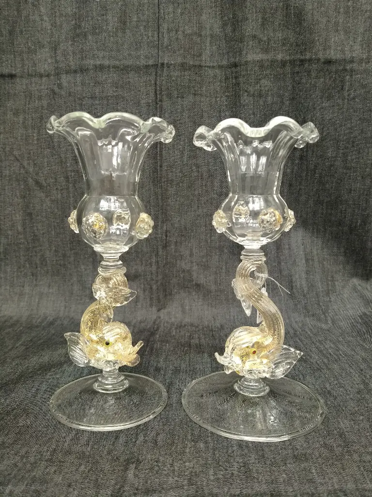 Paire de bougeoirs aux dauphins en verre de Murano attribués à Archimedo Seguso