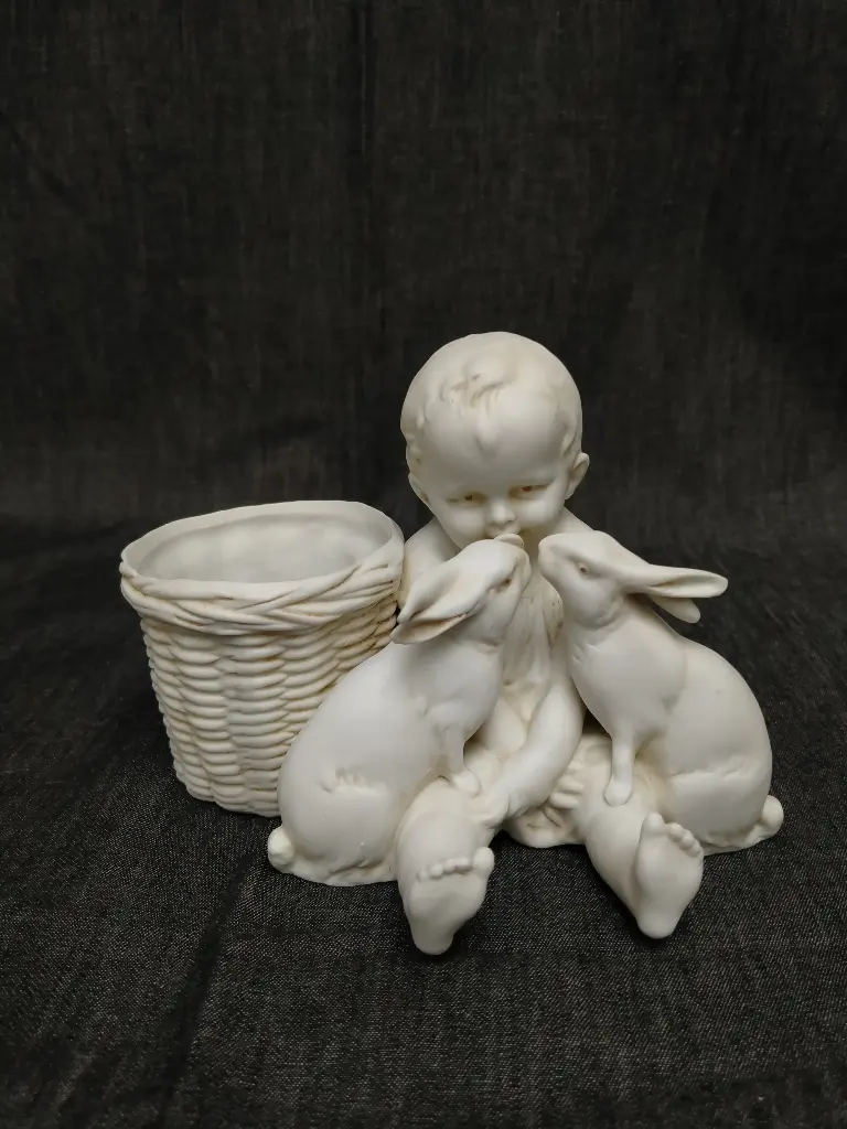 Biscuit représentant un bébé avec deux lapins