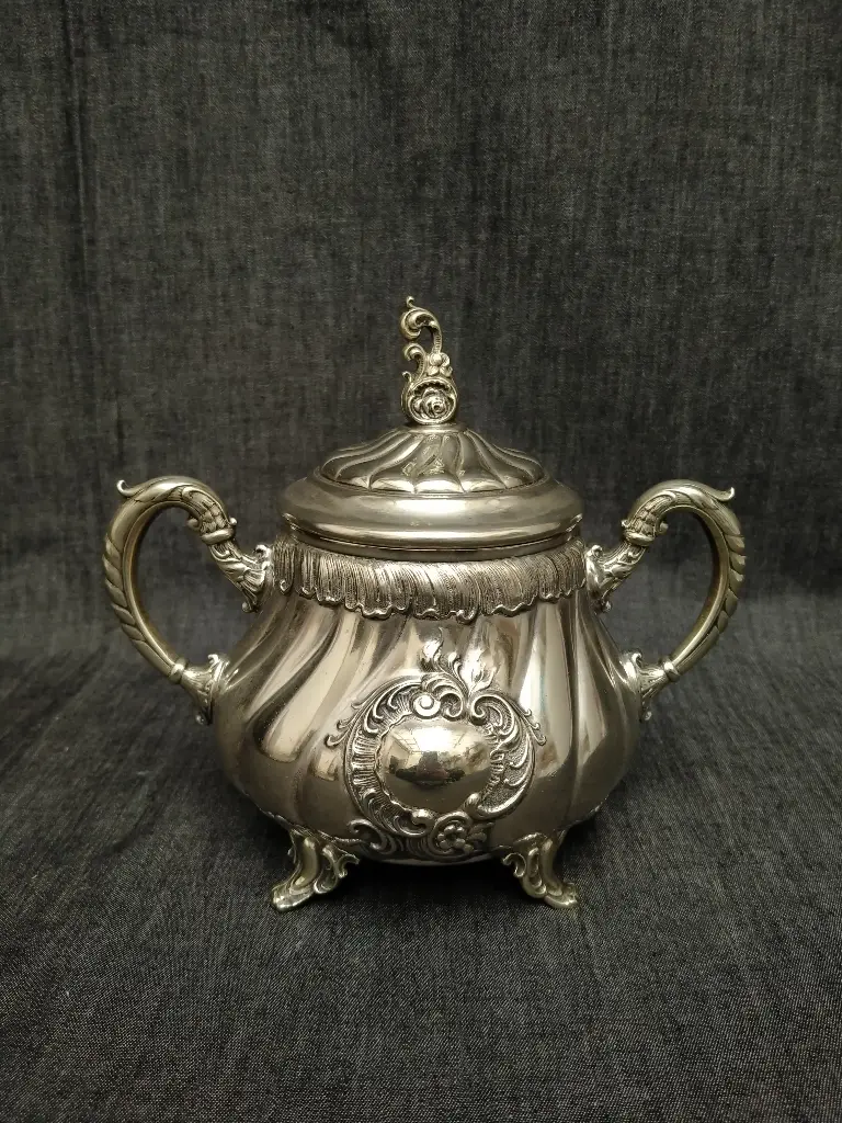 Sucrier en métal argenté de style Louis XV