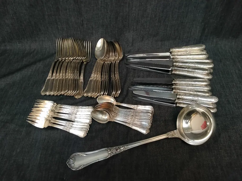Ménagère en métal argenté décor rocaille 73 pièces
