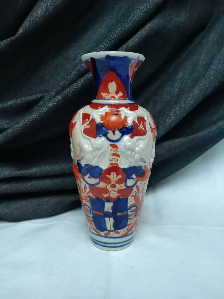 Vase en porcelaine Imari à décor de dragons XIXe siècle