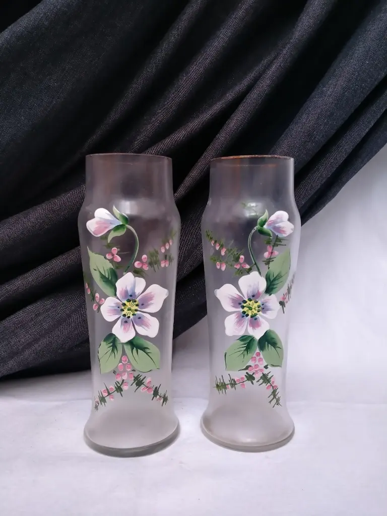 Paire de vases émaillés à décor de fleurs