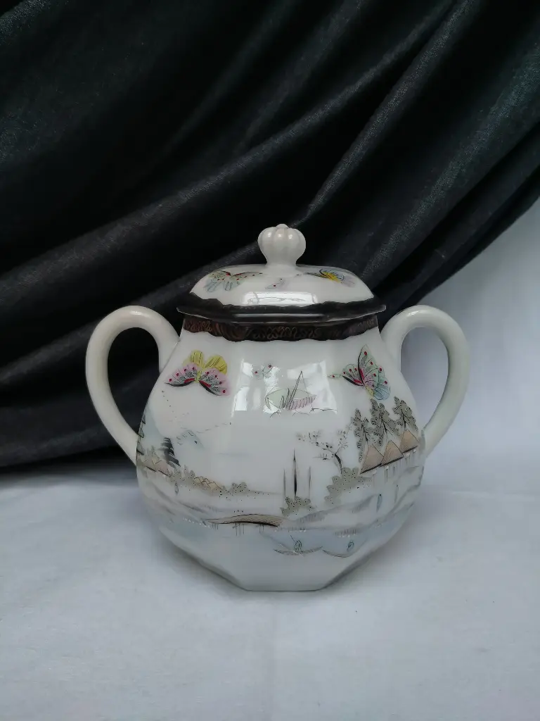 Sucrier en porcelaine japonaise Kutani à décor de papillons 